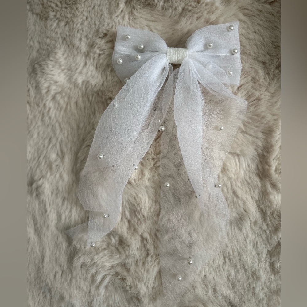 Pearl bow hair clip